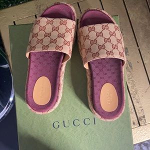 Gucci Slides Available Only wore once i can ship